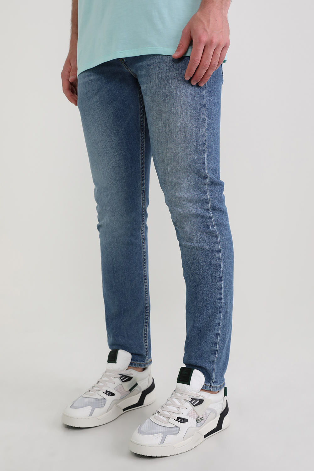 תמונת כל הלוק של סניקרס קורט מעור